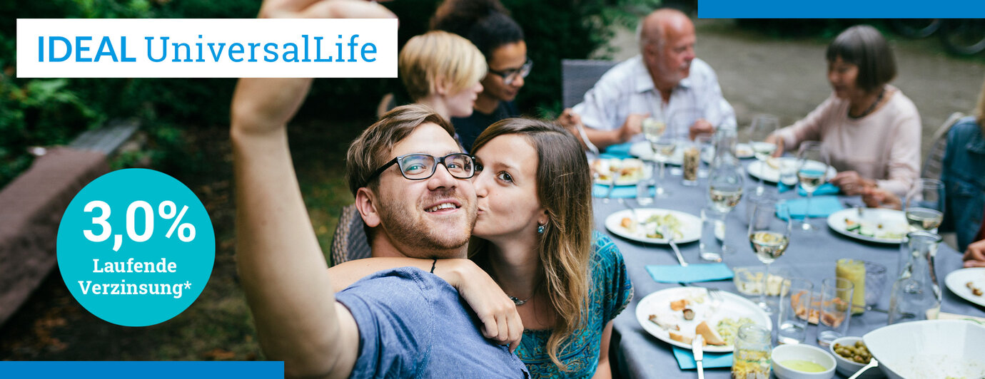 IDEAL UniversalLife, transparentes Versicherungskonto:junges Paar auf Familienfeier