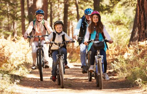 Großeltern und Kinder fahren gemeinsam Fahrrad