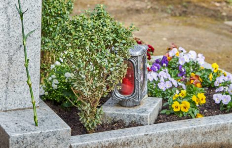 Eine Grabstätte auf dem Friedhof